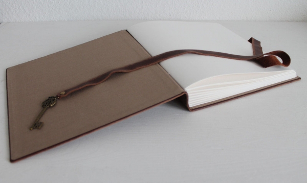 Gästenbuch - Album A4+ "Schlüssel"  im Vintage Look, braun